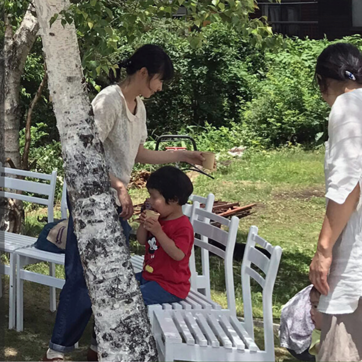 グランドで遊ぶ家族