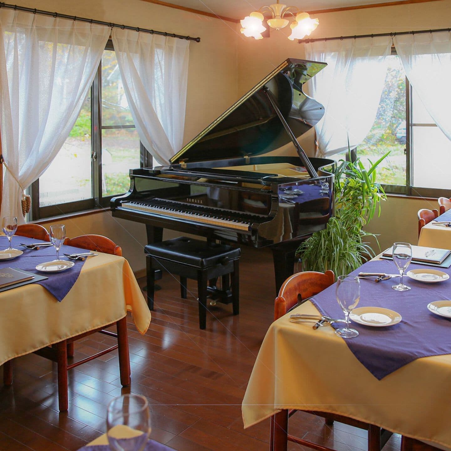 ピアノのあるダイニング