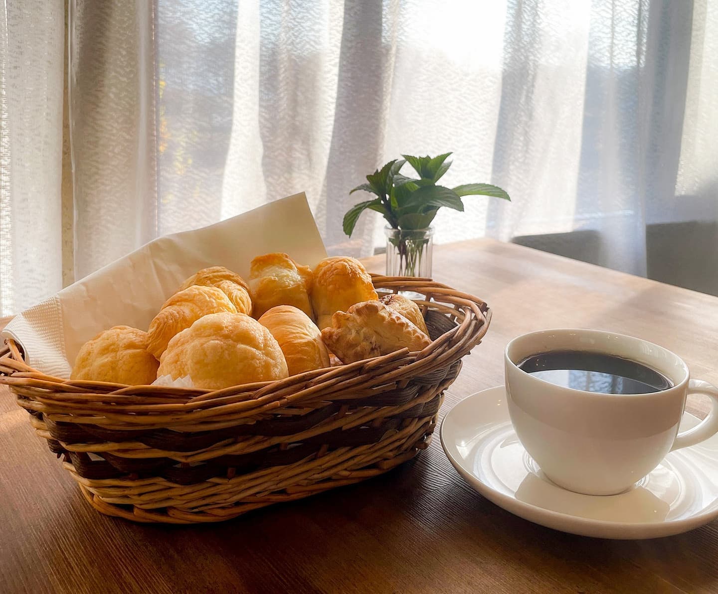 焼きたてパンのバスケット