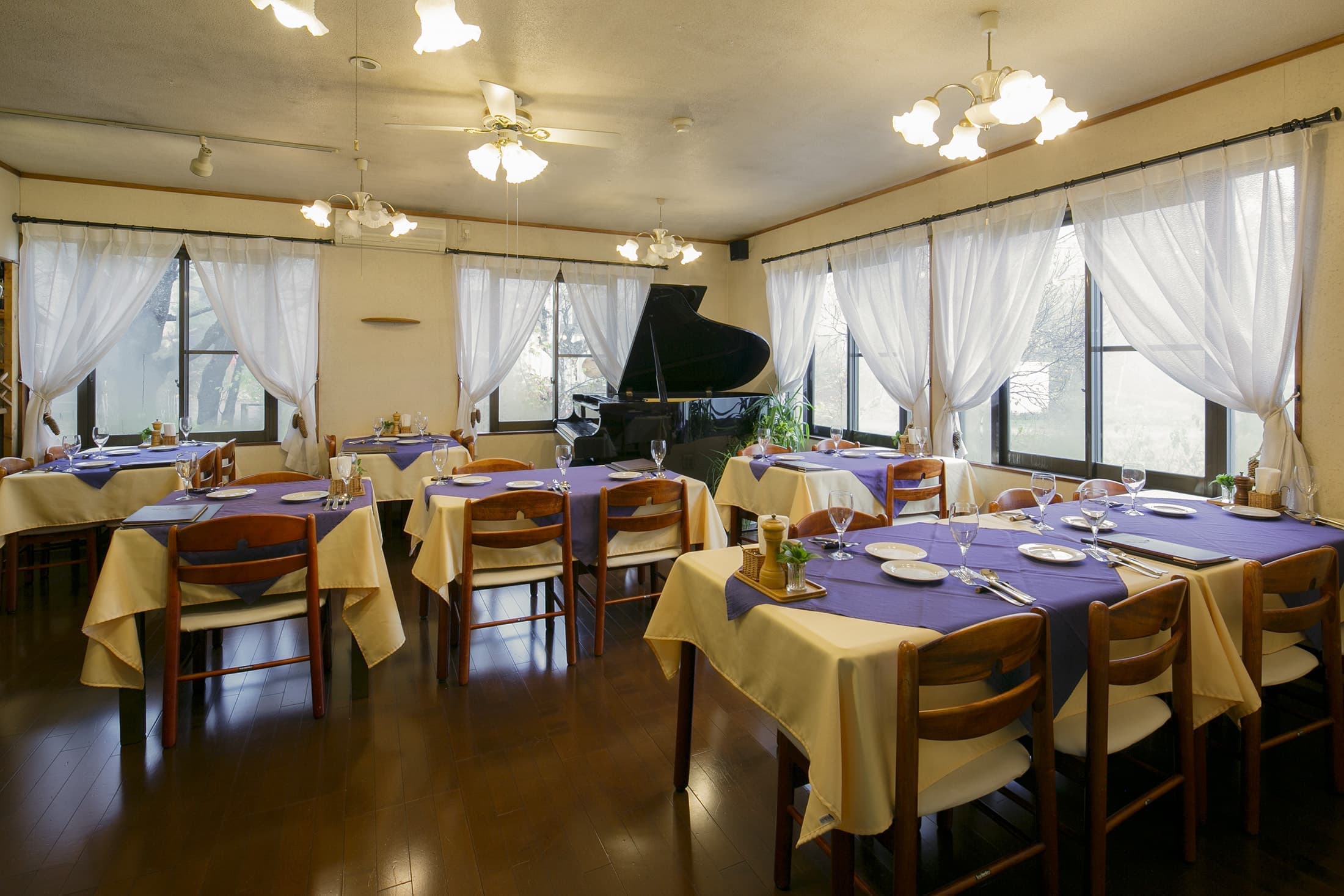 ディナー時のダイニングルーム全景