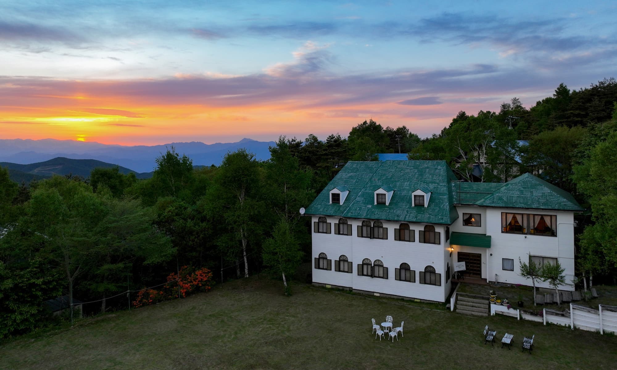 アルプスに沈む夕日と本館