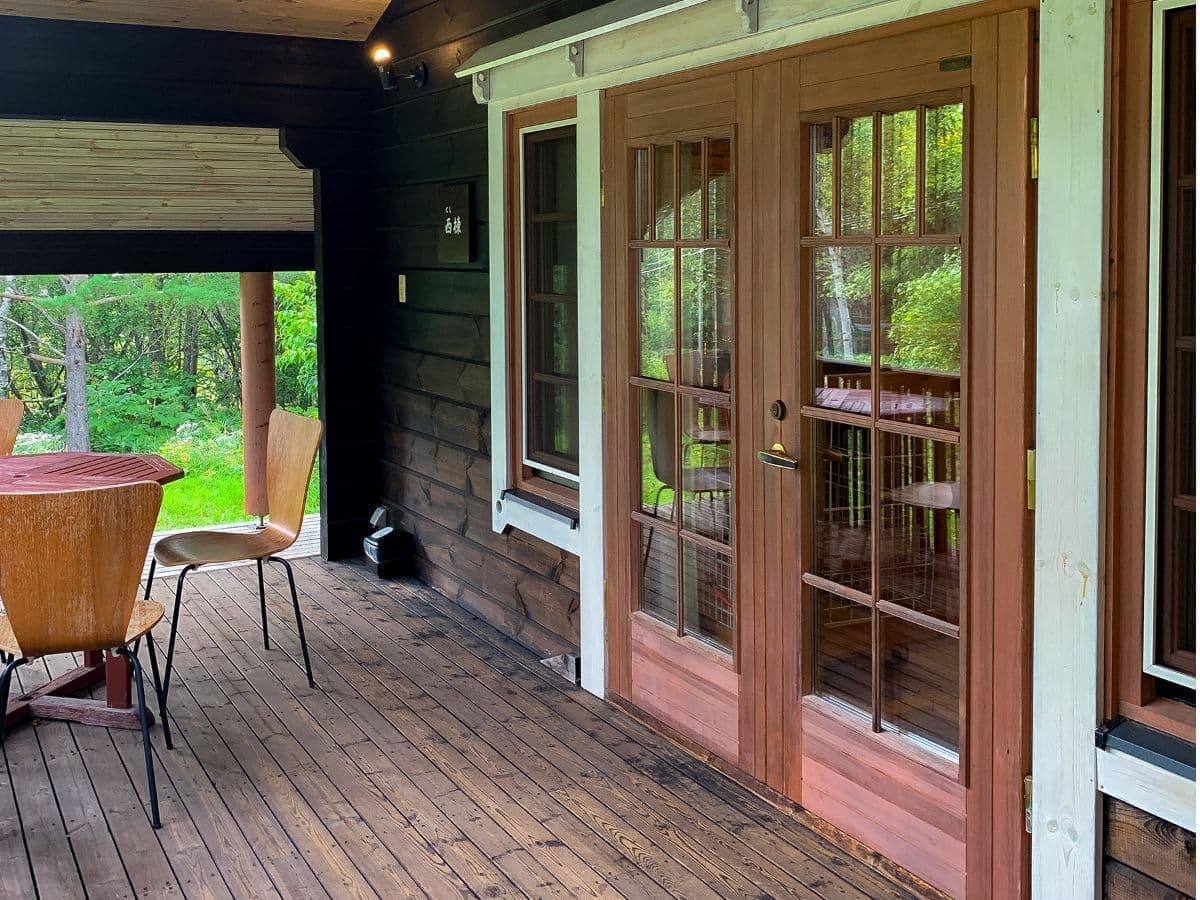 西棟の玄関とデッキ