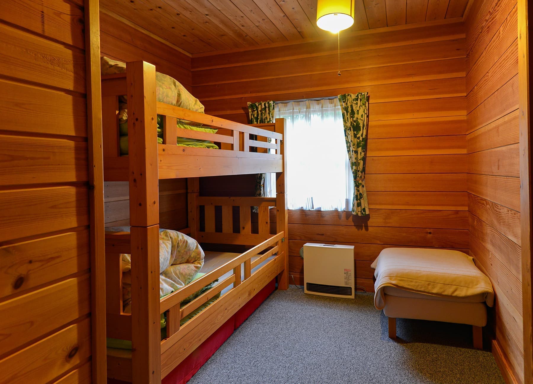 東棟の２段ベッド寝室